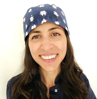 Donna sorridente con bandana blu, trasmette gioia e serenità.